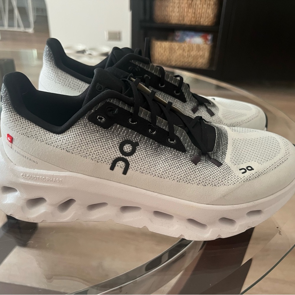 On cloud womens 8.5 white and black gym shoe